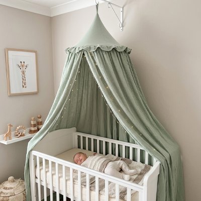Ciel de lit -bébé endormi au berceau