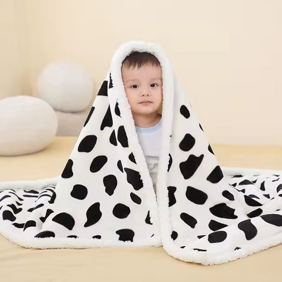 Couverture bébé avec un bébé content