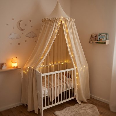 Ciel de lit bébé plein de lumière.