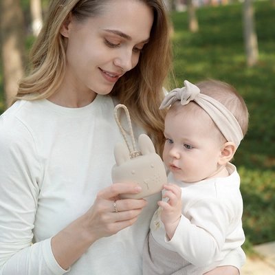 Boite a tetine​ maman et bébé qui sont dans la joie