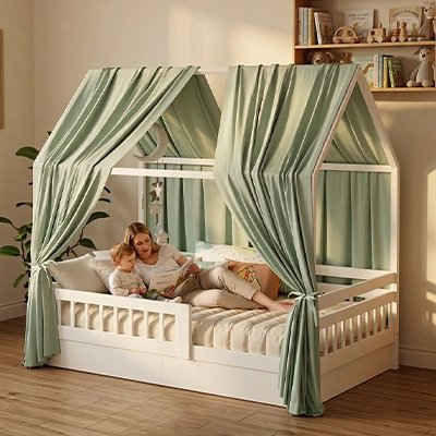 Ciel de lit avec un maman qui dort avec son bébé