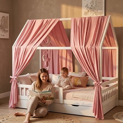 Ciel de lit avec un  maman qui lit un livre