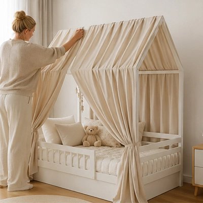 Ciel de lit enfant avec un maman qui ferme bien  le berceau 