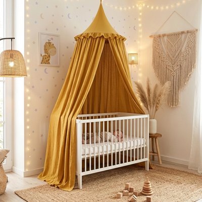 Ciel de lit -jaune lavable- un bébé au berceau