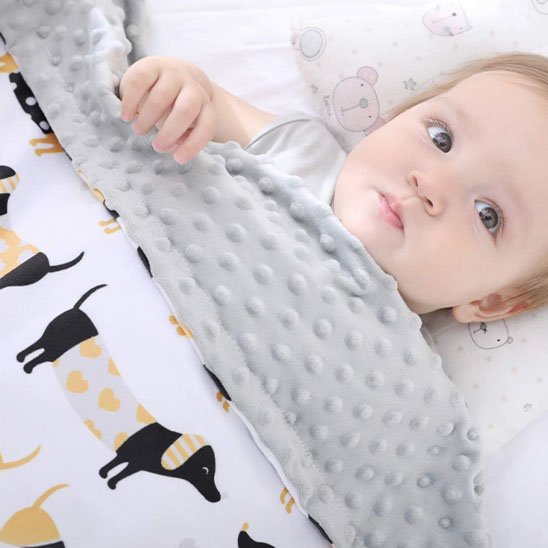 Couverture bébé_ enfant au lit