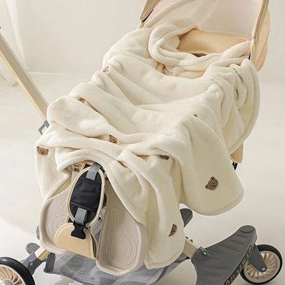 Couverture bébé _couvre le bébé qui est au berceau