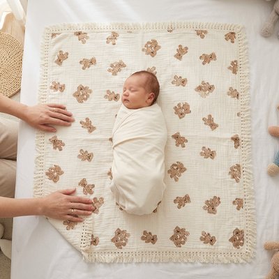 Couverture bébé _couvre le lit comme des draps.