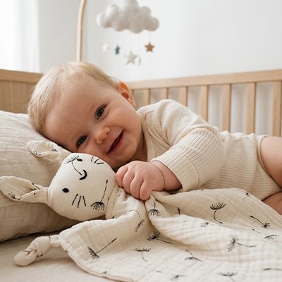 Doudou lapin avec un bébé souri