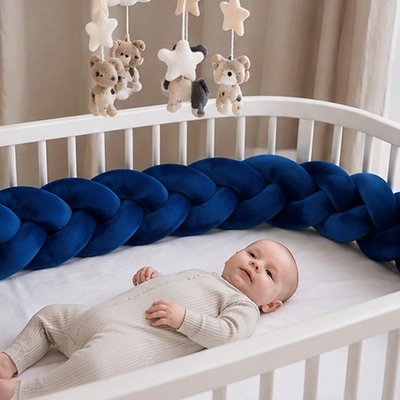 Tour de lit tresse avec un bébé qui souhaite dormir