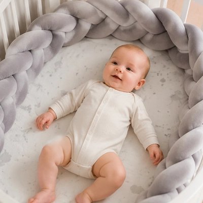 Tresse de lit avec un bébé qui souris