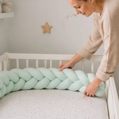 Tresse de lit avec un maman qui l'installe en souriant
