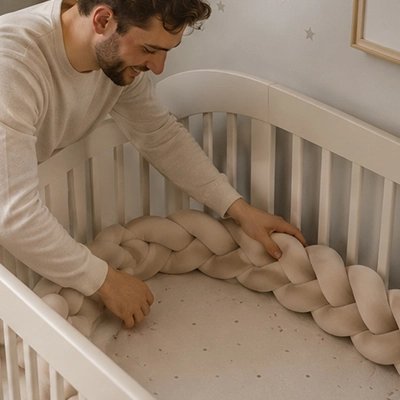 Tresse de lit avec un papa qui l'installe