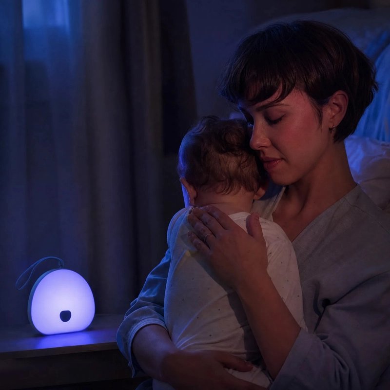 Veilleuse bruit blanc avec un bébé qui donne un Calin à maman.