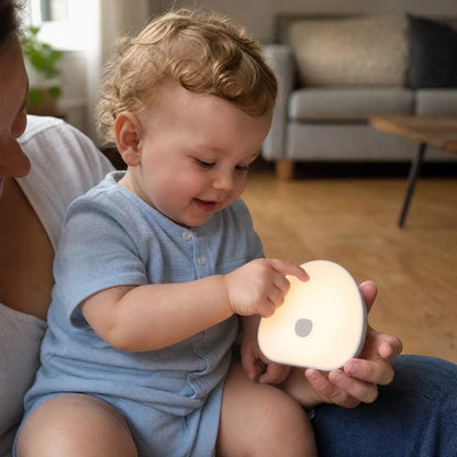Veilleuse bruit blanc avec un bébé qui est content .
