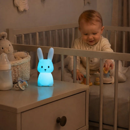 Veilleuse lapin avec un bébé qui joue au berceau.